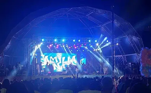 Show noturno com feixes de luz azul, moving heads e painel de LED