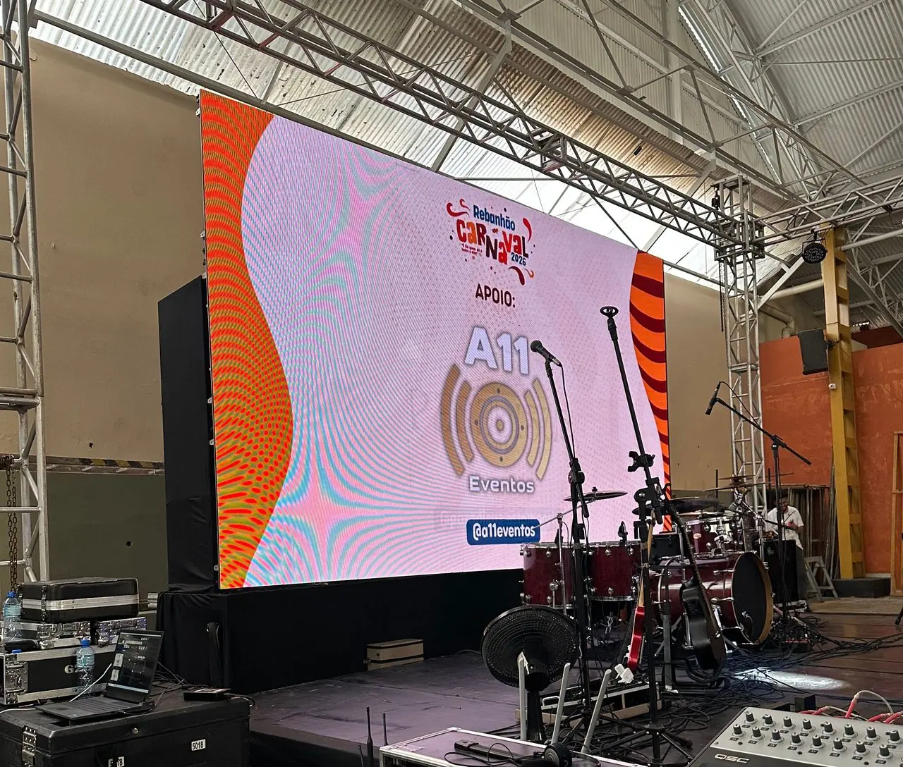 Painel de LED da A11 Eventos exibindo o logo da empresa no palco de um evento de Carnaval